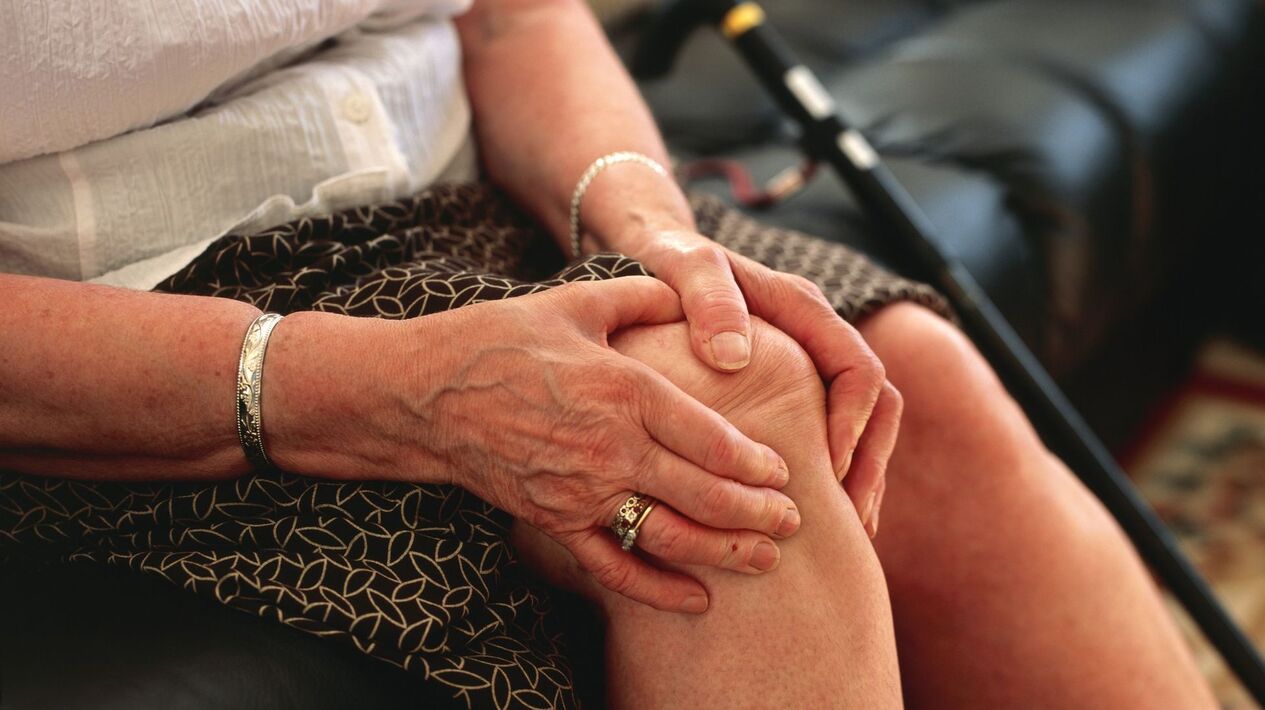 Kolenní artróza u starší ženy