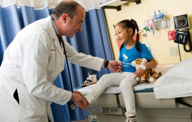 lékař vyšetří dítě s artrózou kyčelního kloubu