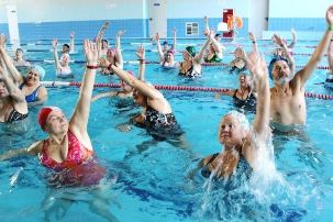 Plavání v bazénu může pomoci zabránit poškození kloubů